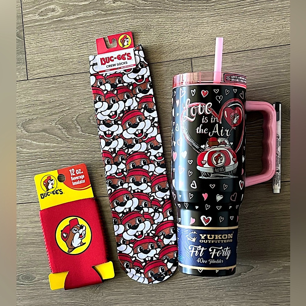 NWT Buc-ee’s Love Limited Edition Bundle. 40 oz Tumbler, Koozie and Crew Socks